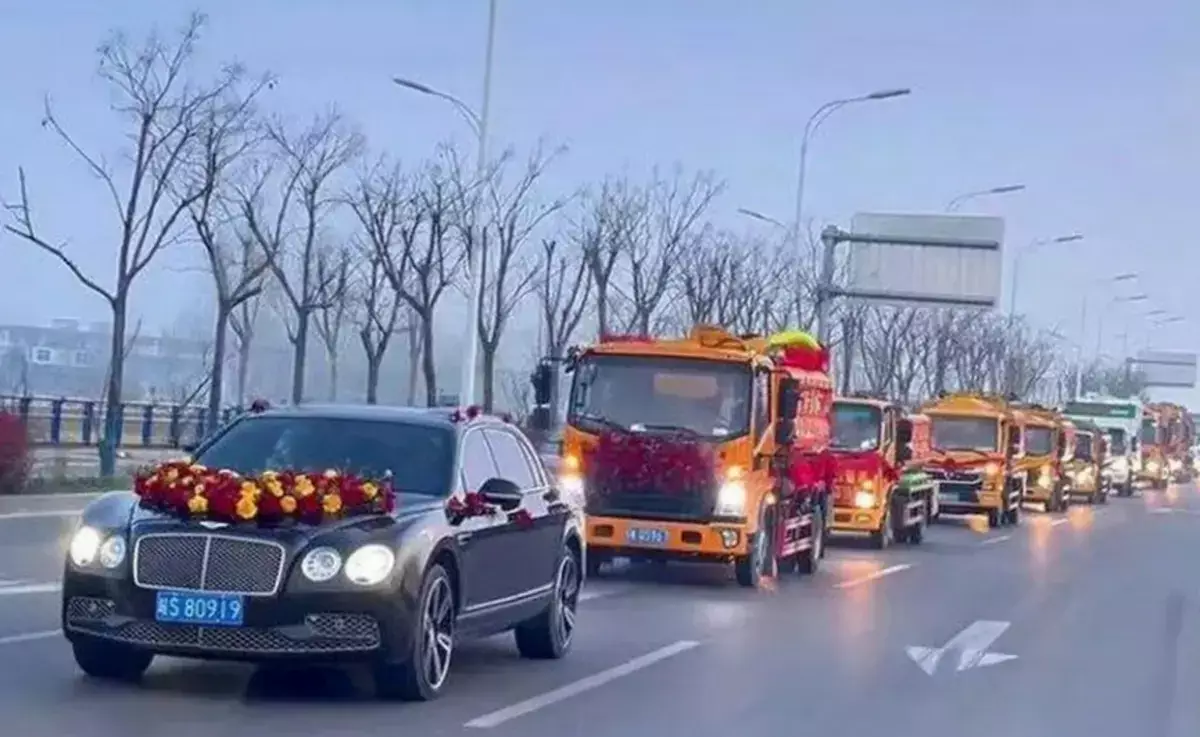 «Самая ароматная свадьба года»: жених приехал к невесте на цистерне с нечистотами - новости на Lada.kz 08.04.2026