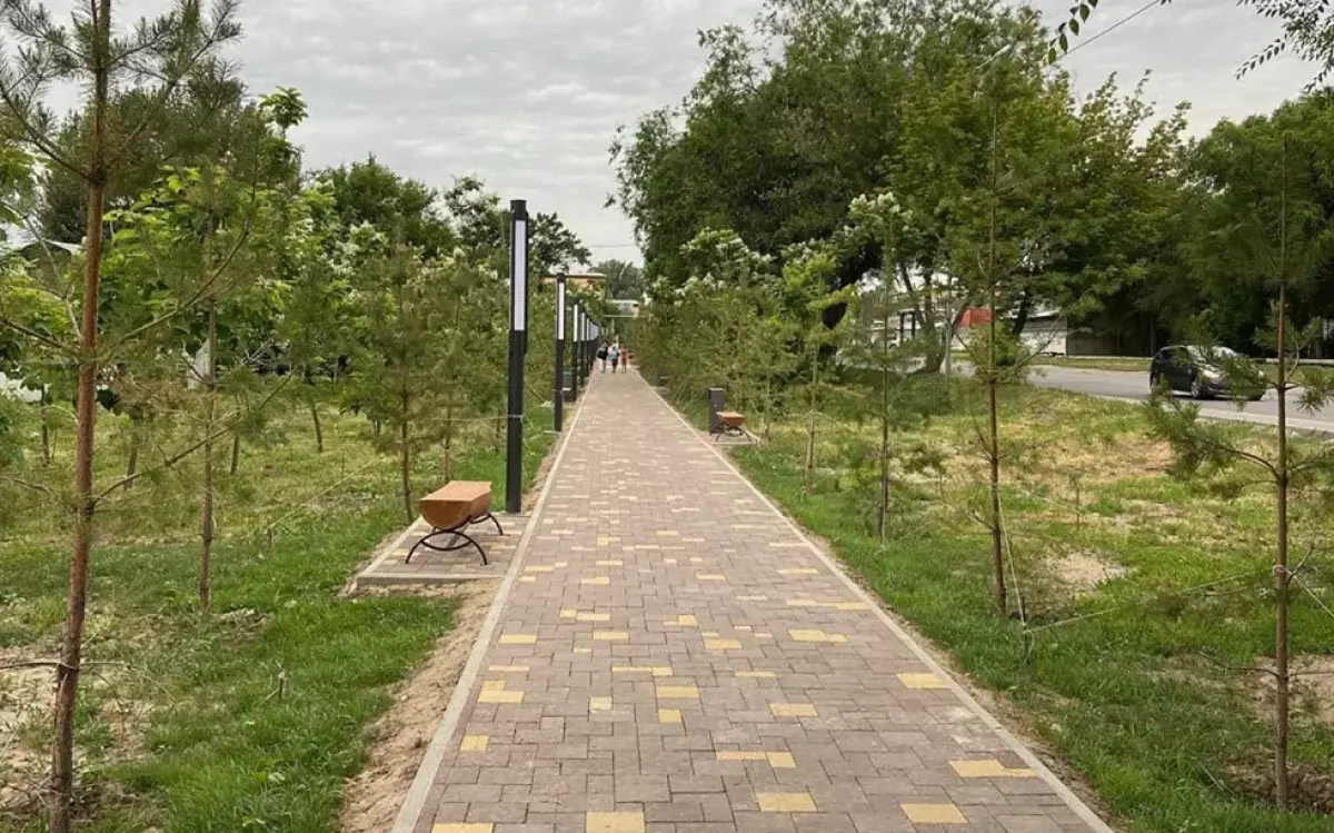 Скверлер, жағалаулар мен аулалар: Алматының Жетісу ауданында 12 гектар көріктендіріледі