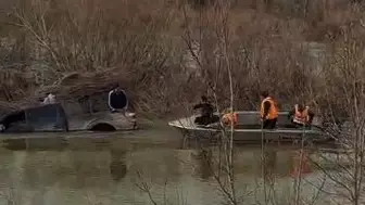 Аршалыда Есіл өзені ағызып әкеткен көліктегі жүргізуші құтқарылды