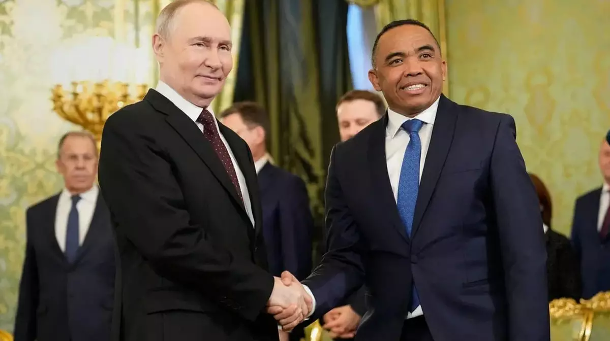 Bloomberg: Россия усиливает военное и политическое сотрудничество с Мадагаскаром после переворота 2025 года