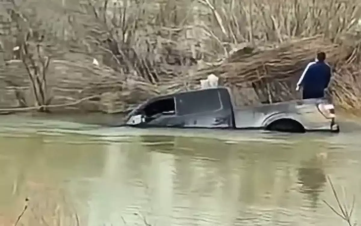 Есіл өзенінің ағысы көлікті алып кеткен