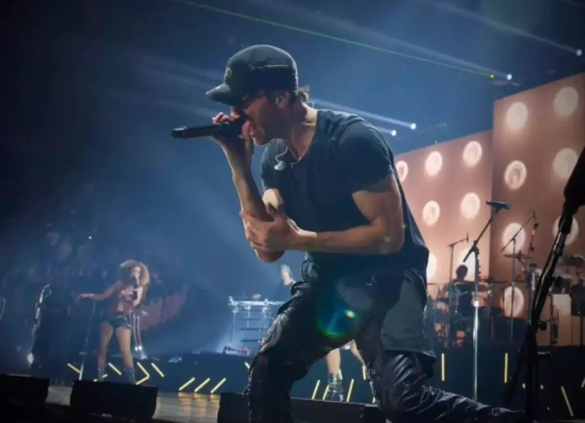 «Дәстүрімізге жат»: Энрике Иглесиасқа сахнада қазақстандық қыздарды сүюге тыйым салына ма