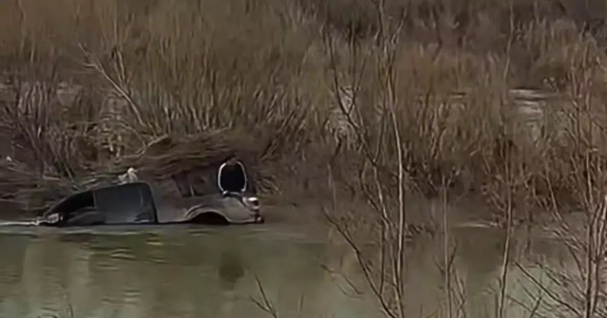  Есіл өзенінде жүргізушіні көлігімен бірге ағыс алып кеткен 