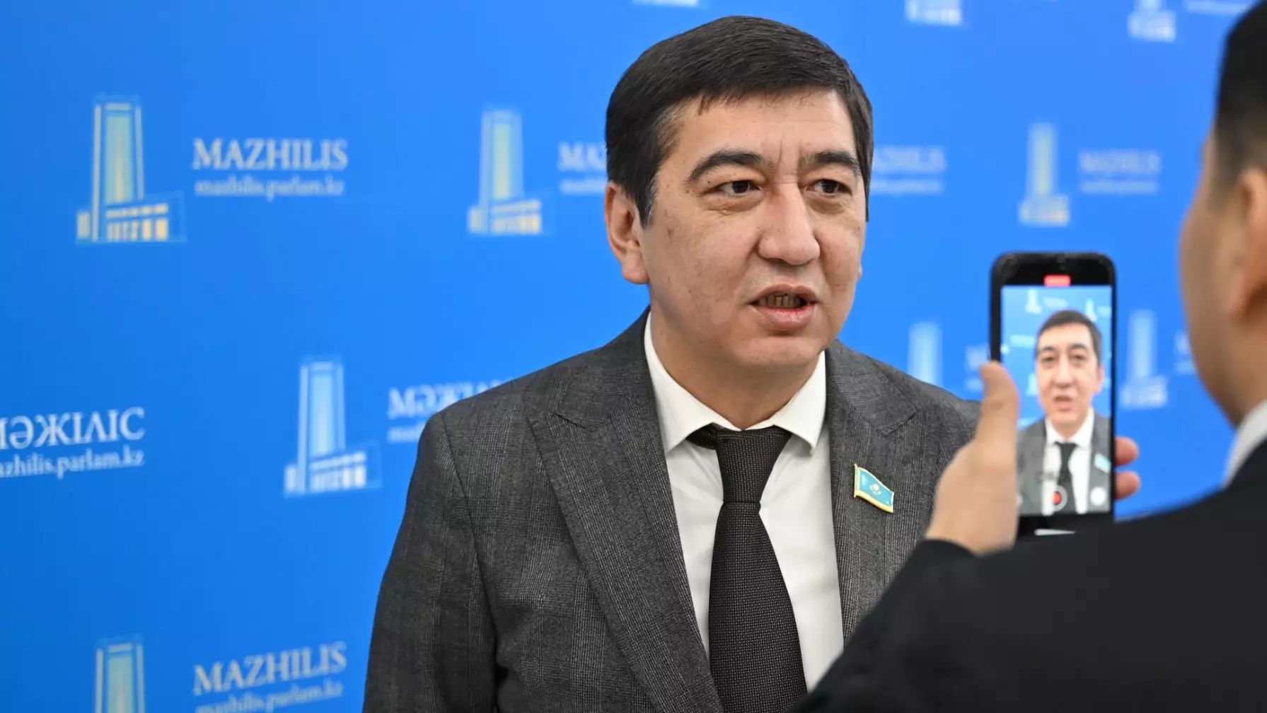 «Көрінген әумесер әлеуметтік желіде «әулие» болып кетті»: Ринат Зайыт өткір мәлімдеме жасады (ВИДЕО)