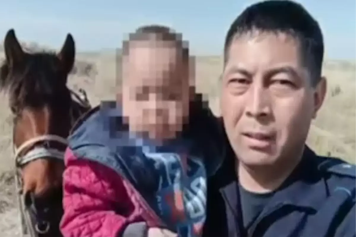 «Айналайын, келе ғой…»: полицейский спас заблудившегося ребенка