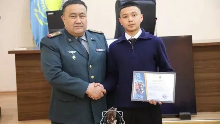 Қарағандыда жоғалып кеткен жасөспірімді жалғыз өзі тапқан студент марапатталды