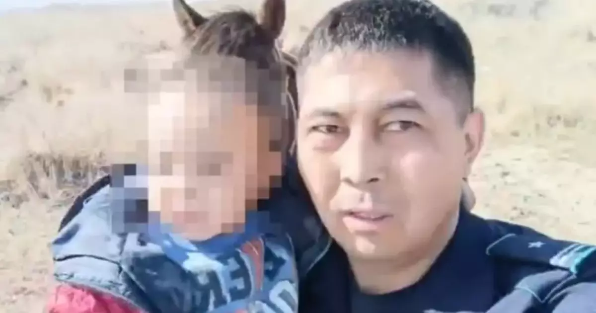  “Келе ғой, айналайын”: Абай облысында атты полицей адасып кеткен 3 жасар баланы құтқарды 