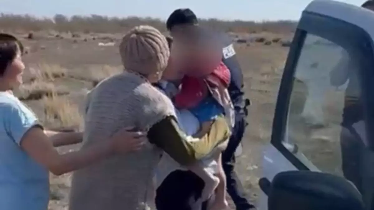 Абай облысында айдалада жалғыз жүрген балақай 3 шақырым жерден табылды