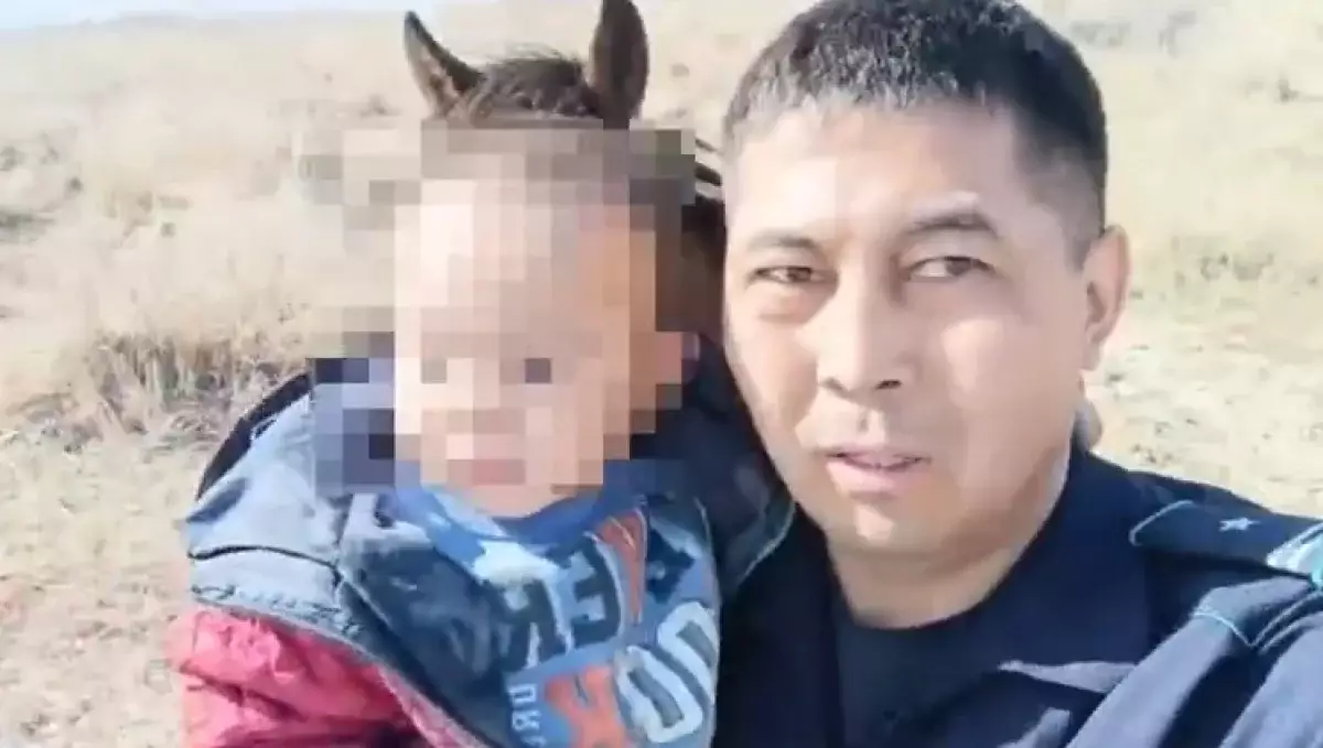 «Айналайын, келе ғой»: атпен жүрген полицей айдалада 3 жасар баланы тауып алған