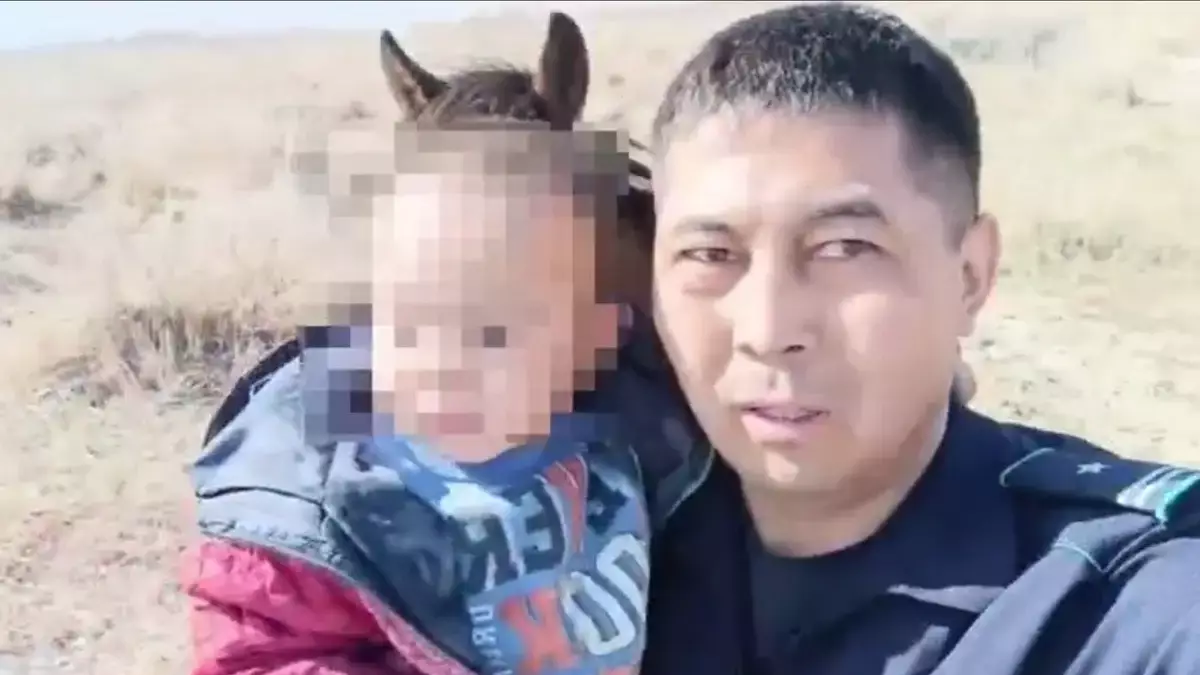 Абай облысында полицей айдаладан 3 жасар баланы тауып алған (ВИДЕО) 