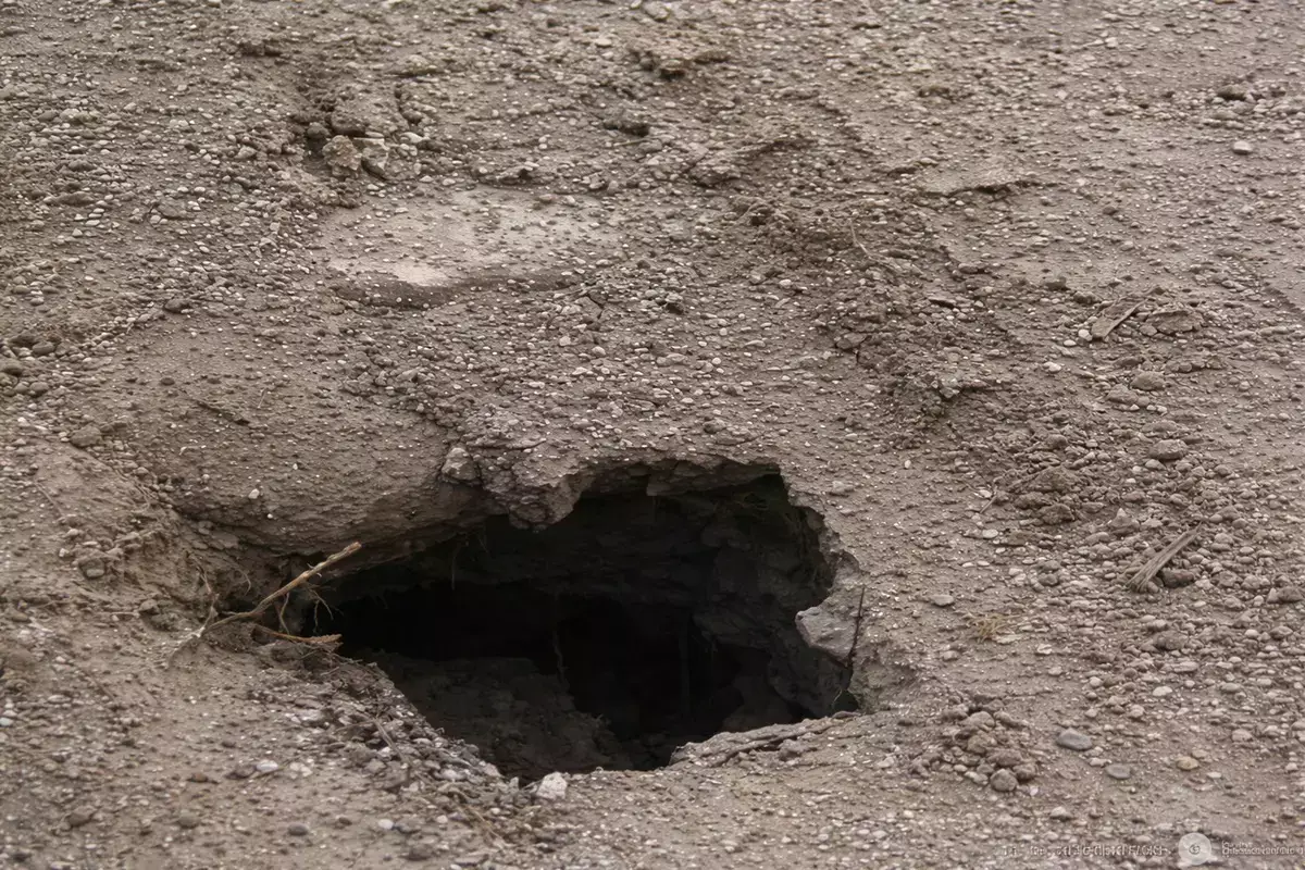 Жители Актау обеспокоены провалом грунта между домами в 3 микрорайоне - новости на Lada.kz 08.04.2026