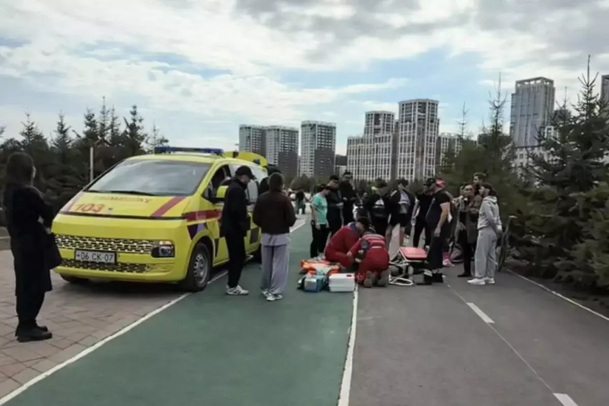 «Мы подумали, что это эпилепсия»: как прохожие спасали мужчину с остановкой сердца в Астане