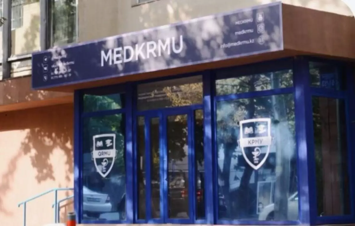 "Үнемі айқайлап, қорлайды": Алматыда ҚРМУ студенттері 90 жастағы мұғалімнен қорлық көргендерін айтып шағымданды