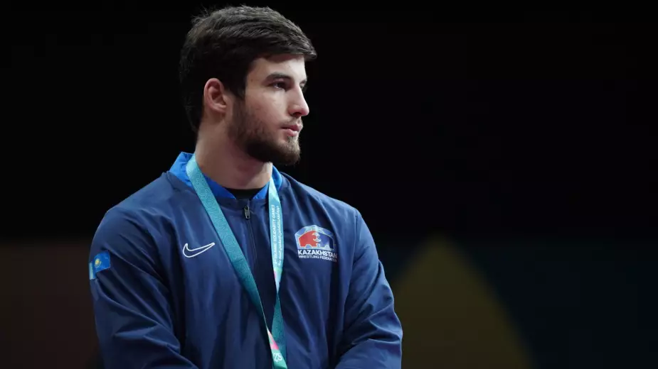 Перспективный казахстанец досрочно победил и выиграл медаль на ЧА-2026 по борьбе!
