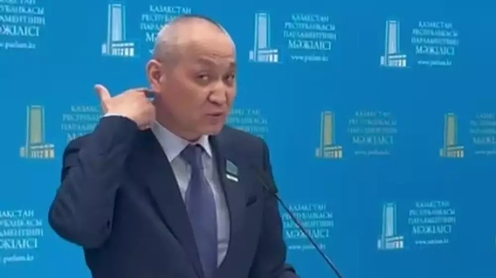 Депутат показал на себе, как проводится чипирование животных