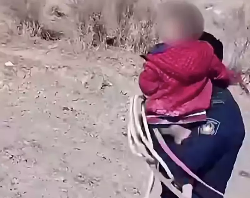 «Айналайын, иди ко мне»: полицейский нашёл ребёнка в степи в области Абай