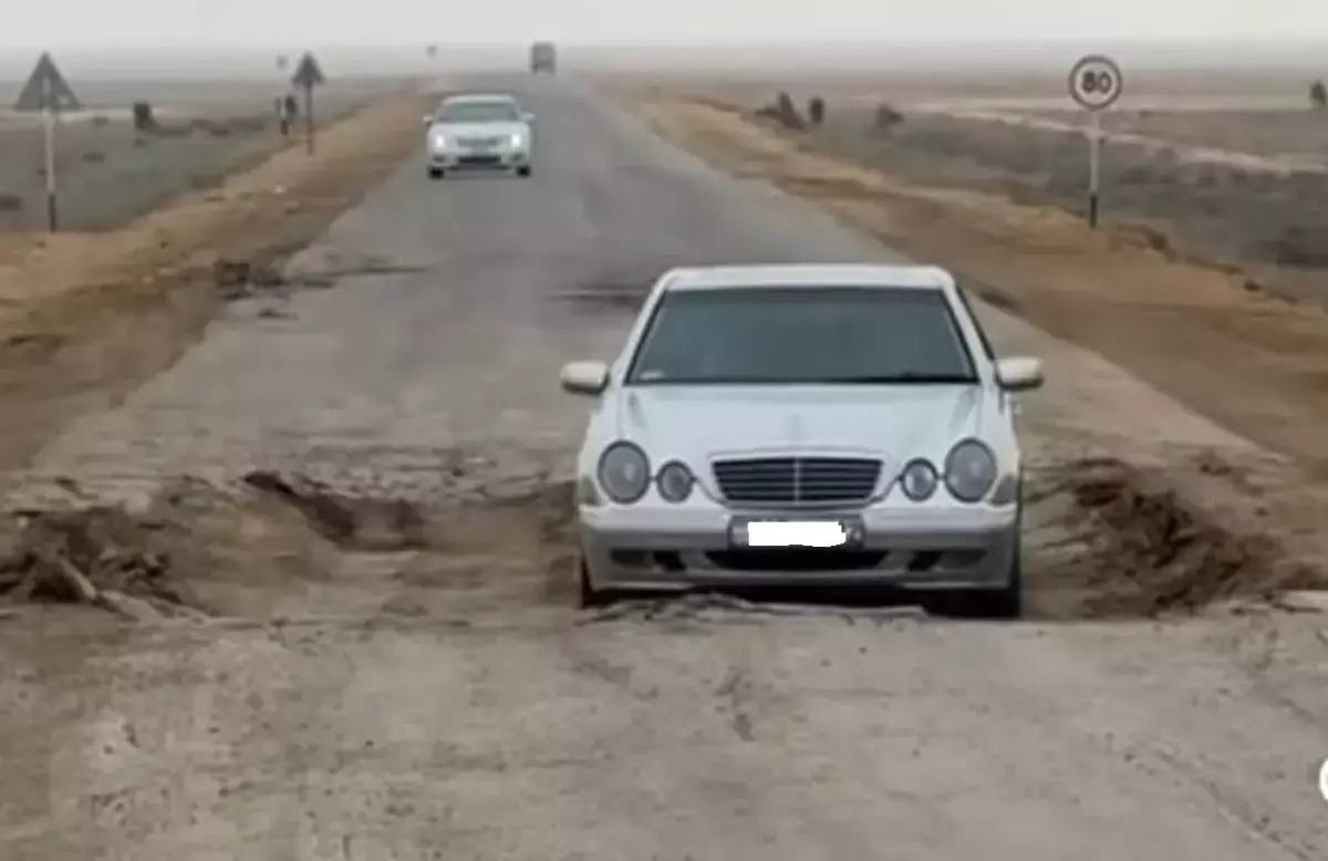 Огромные ямы: трасса Жанаозен – Кендерли превратилась в смертельную ловушку - новости на Lada.kz 08.04.2026