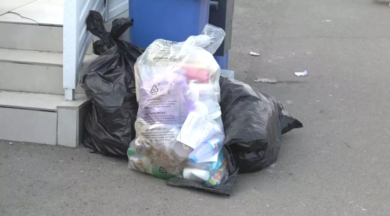 Оралда еріктілер стадиондағы қоқысты жинап кетті