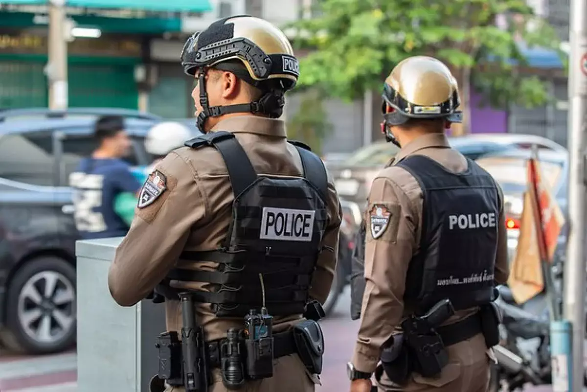 Водитель силой затолкал туристку в микроавтобус в Таиланде и изнасиловал