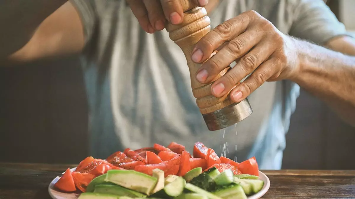 Простая привычка за обеденным столом связана с нездоровым питанием и повышенными рисками для здоровья у взрослых старше 60 лет.