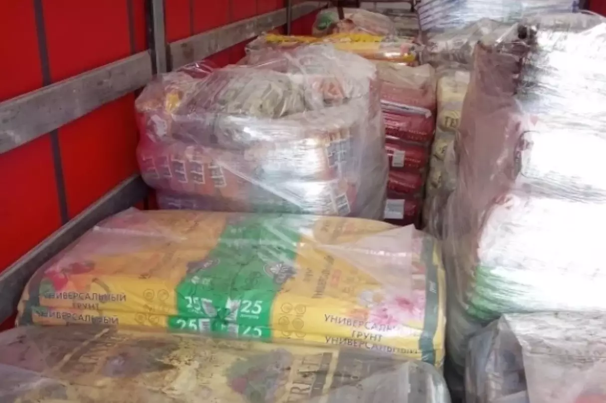 В Омской области пресекли незаконный вывоз крупной партии торфа в Казахстан.