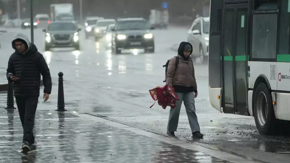 Сильные дожди, грозы, туман: почти по всему Казахстану объявлено штормовое предупреждение