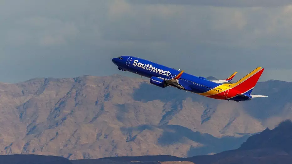 Авиакомпания Southwest Airlines ограничивает пассажиров одним портативным зарядным устройством на человека из-за опасений возгорания.