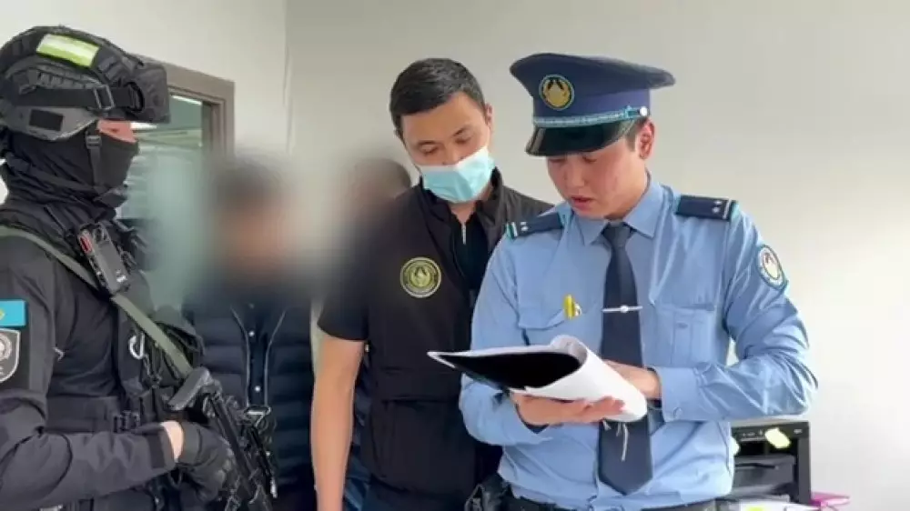 Ақтөбедегі ХҚКО-да “көмекшілердің“ өз кабинеттері болған - ұстау сәтінің видеосы