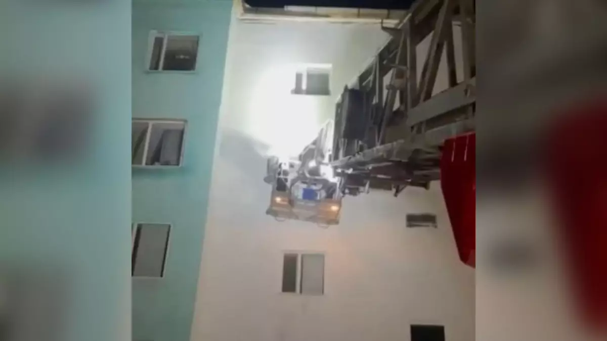 Спасатели вывели людей из горящего дома в Сатпаеве