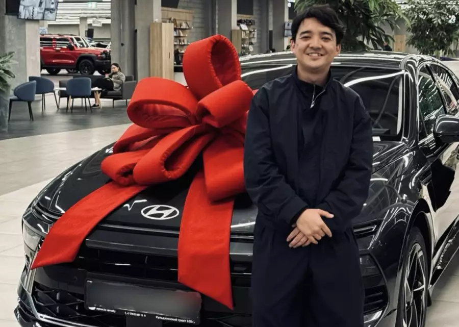 “Аяқ астынан“. Мейрамбек Бесбаев жас әншіге көлік мінгізді