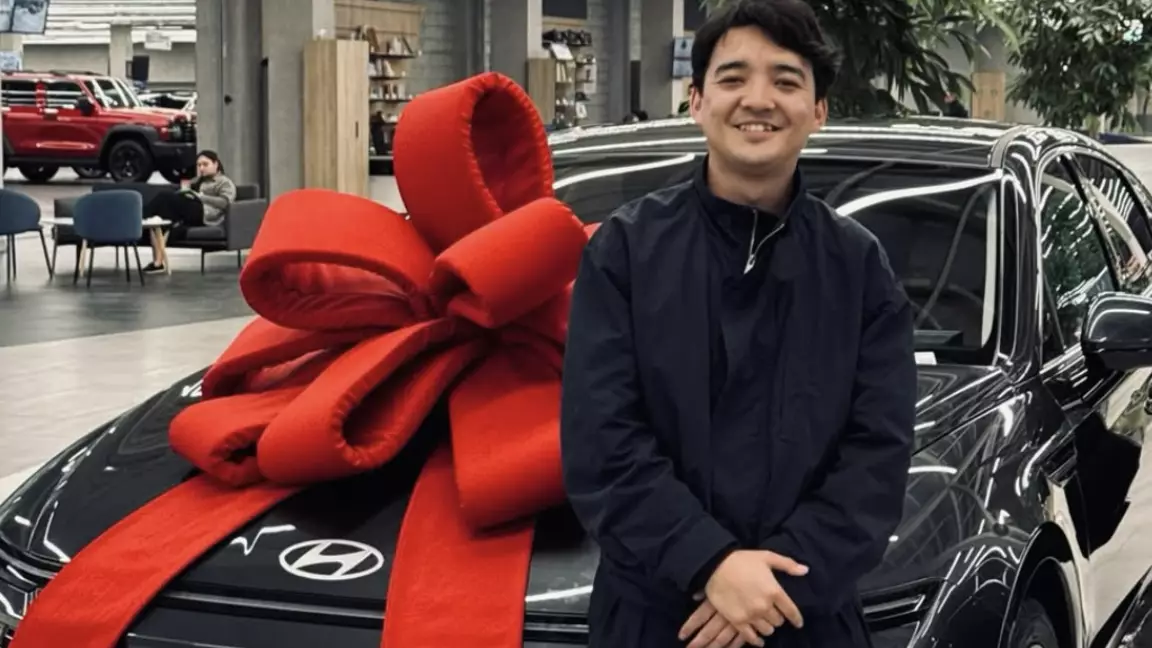 Мейрамбек Бесбаев жас әншіге көлік алып берді