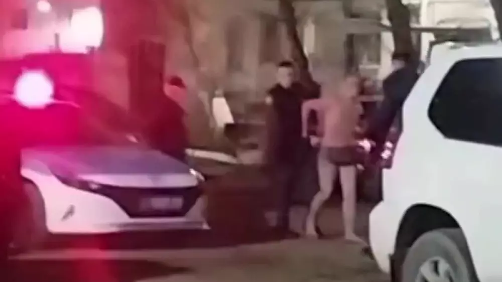 “Всех зарежу“. Обнажённый мужчина с ножом бегал по детской площадке в Астане