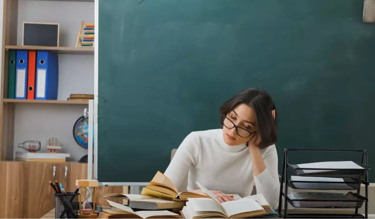 Қазақстанда мұғалімдердің пәндік білімін бағалау тесті тоқтатылды: Министр басты сауалдарға жауап берді