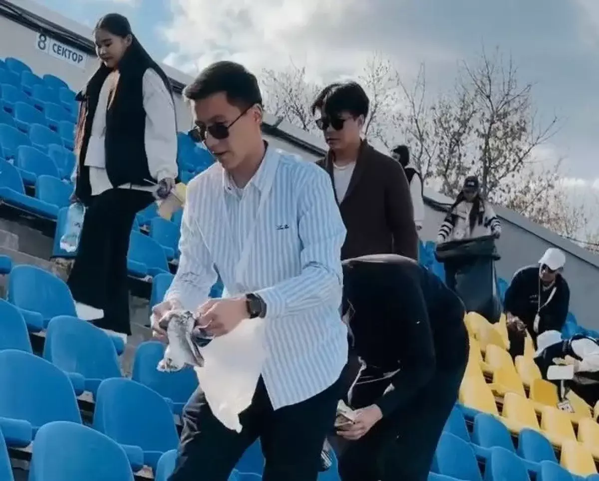 Болельщики и волонтеры собрали мусор с трибун после матча «Жайык»-«Кайрат»