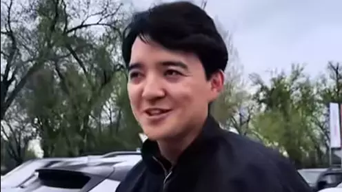 «Жүрегіме ауыр тиді»: Мейрамбек Беспаев әйелінен ажырасқан әншіге сый жасады