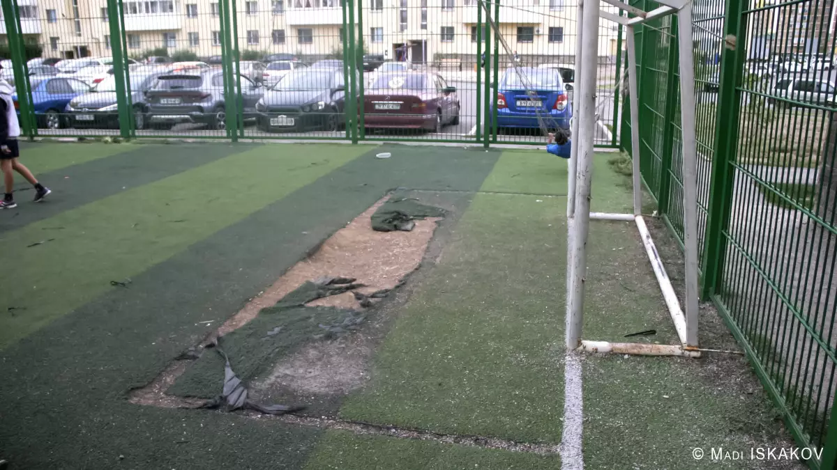 "Бәріңді бауыздаймын!": Астанада пышақ кезенген ер адам тұрғындардың үрейін ұшырды