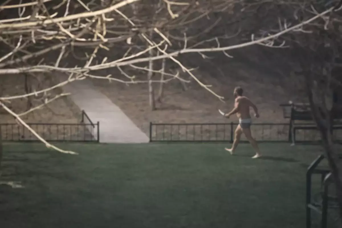 В Астане мужчина в трусах бегал с ножом на детской площадке