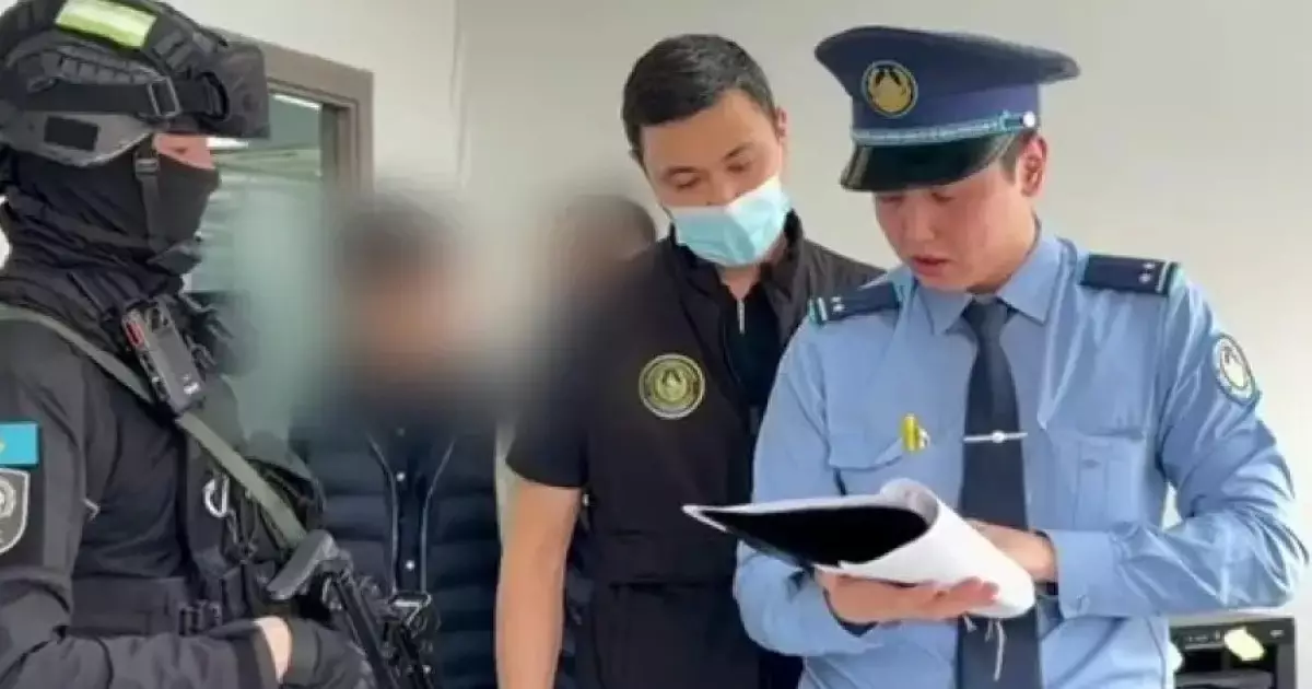  Ақтөбедегі ХҚКО-да `көмекшілердің` өз кабинеттері болған: ұстау сәтінен видео жарияланды 