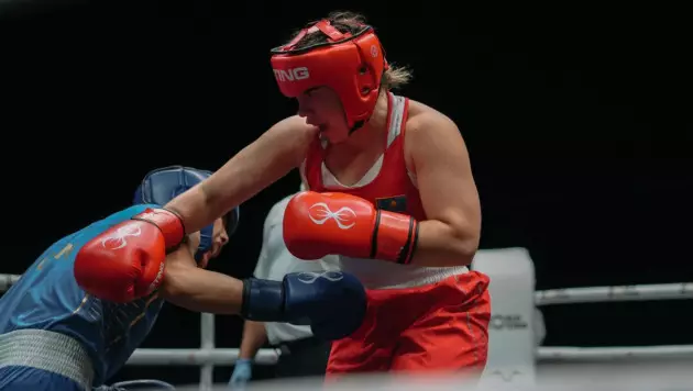 Два золота и разгром Узбекистана. Как Казахстан выступил в первый день финалов ЧА-2026 по боксу