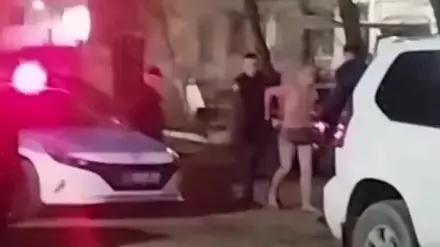 “Бәріңді бауыздап тастаймын“. Астанада пышақ ұстап жүрген жалаңаш ер адам жұртты шошытты