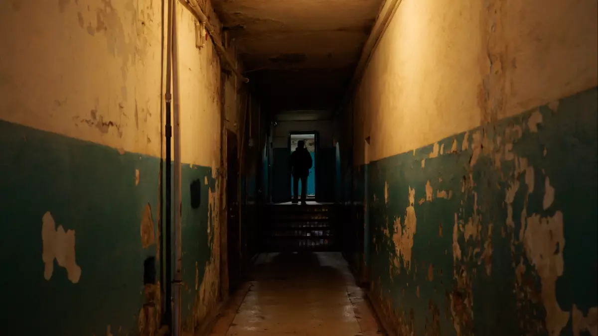 Жильцы аварийного дома в Астане показали заплесневелые коридоры и затопленный подвал