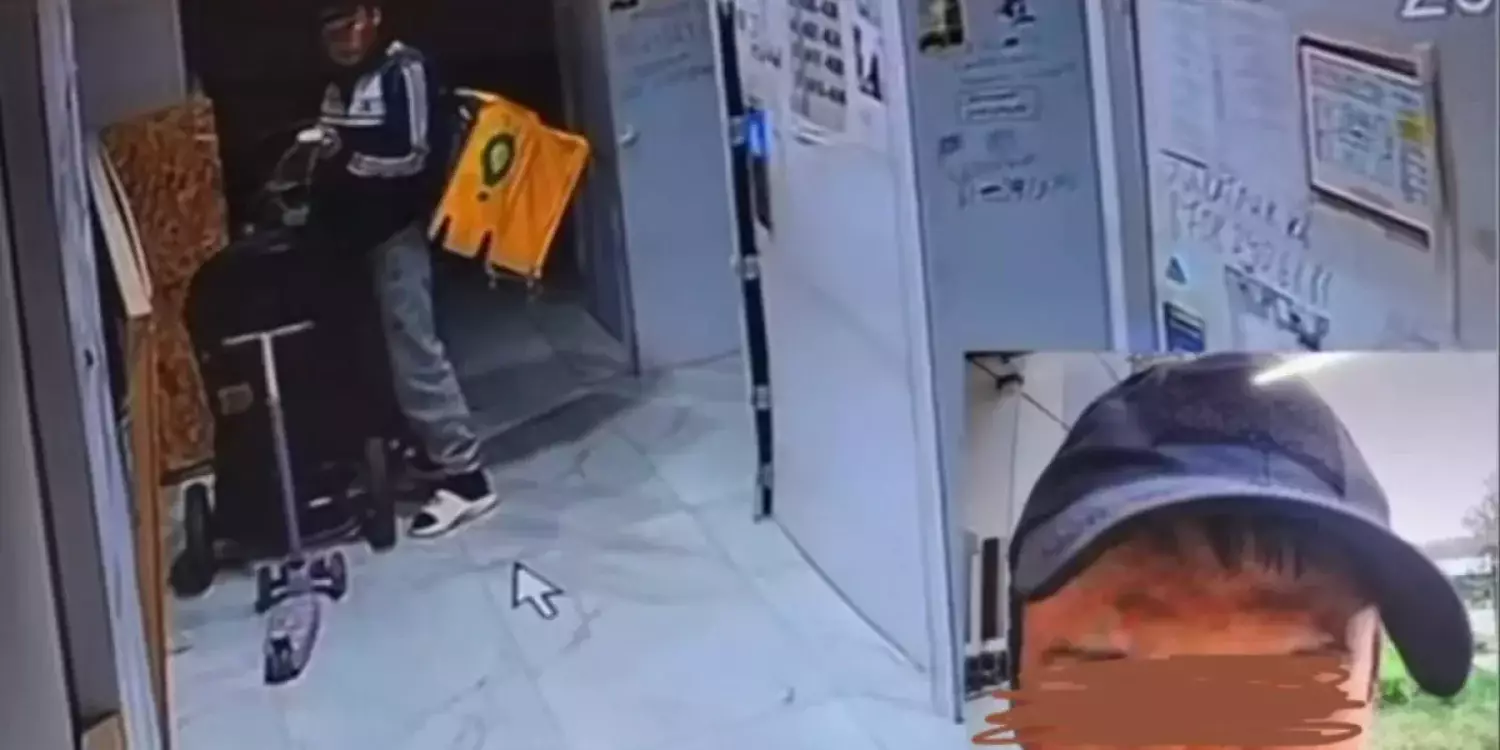 Алматылық курьер подъезде тұрған балалар арбасына дәрет сындырып кеткен