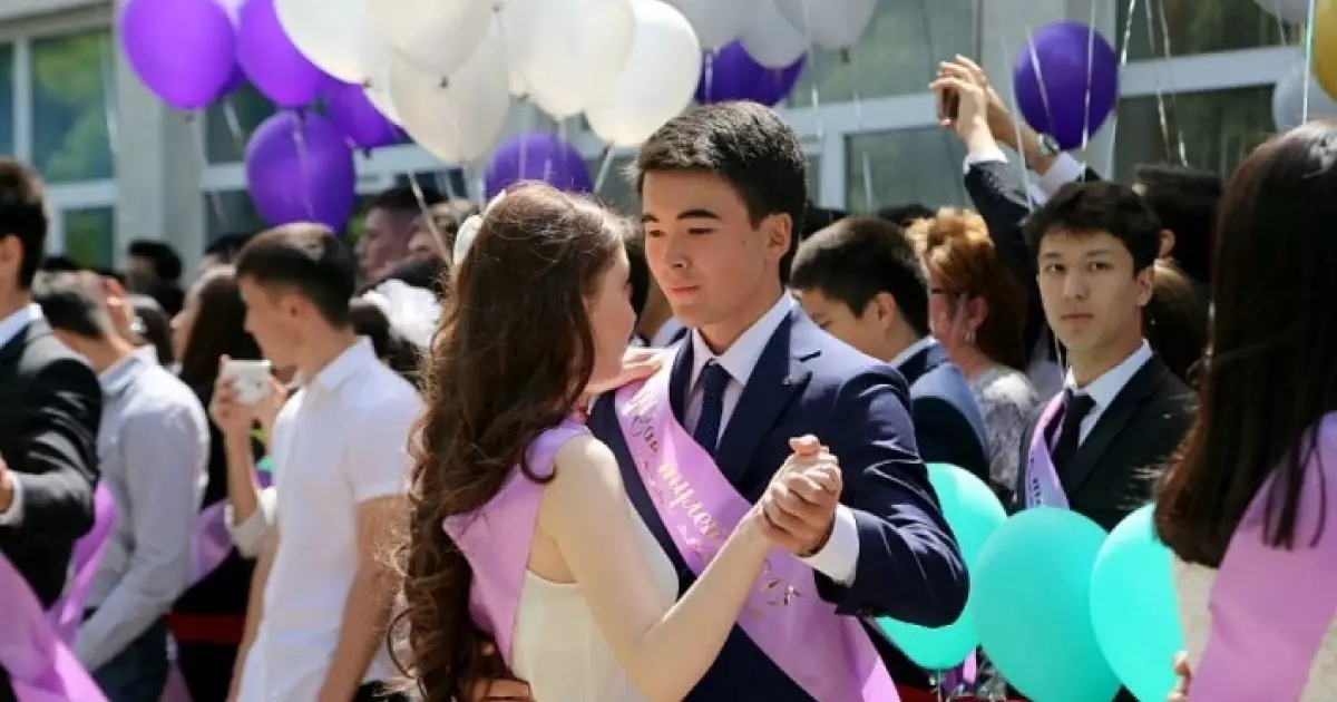  “Мектеп бітіру кешіне әр баладан 200 мың теңгеден…”: Көпбалалы ана Президентке үндеу жолдады 