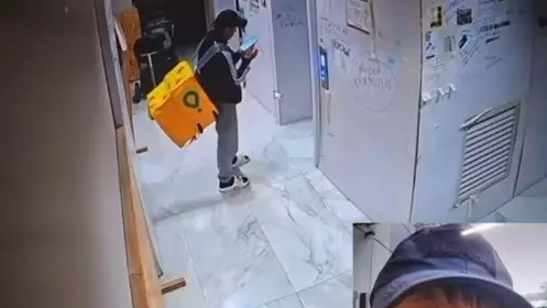 Алматыда курьер баланың коляскасына дәрет сындырған