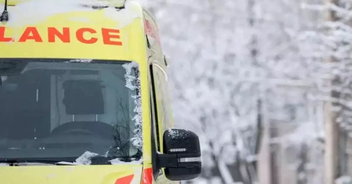  Дәрігерлер қансырап жатқан зейнеткерді қар басқан жолмен көтеріп апарды 