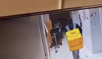 Алматыда курьер тұрғын үй кешенінде тұрған балалар арбасына дәрет сындырып кеткен