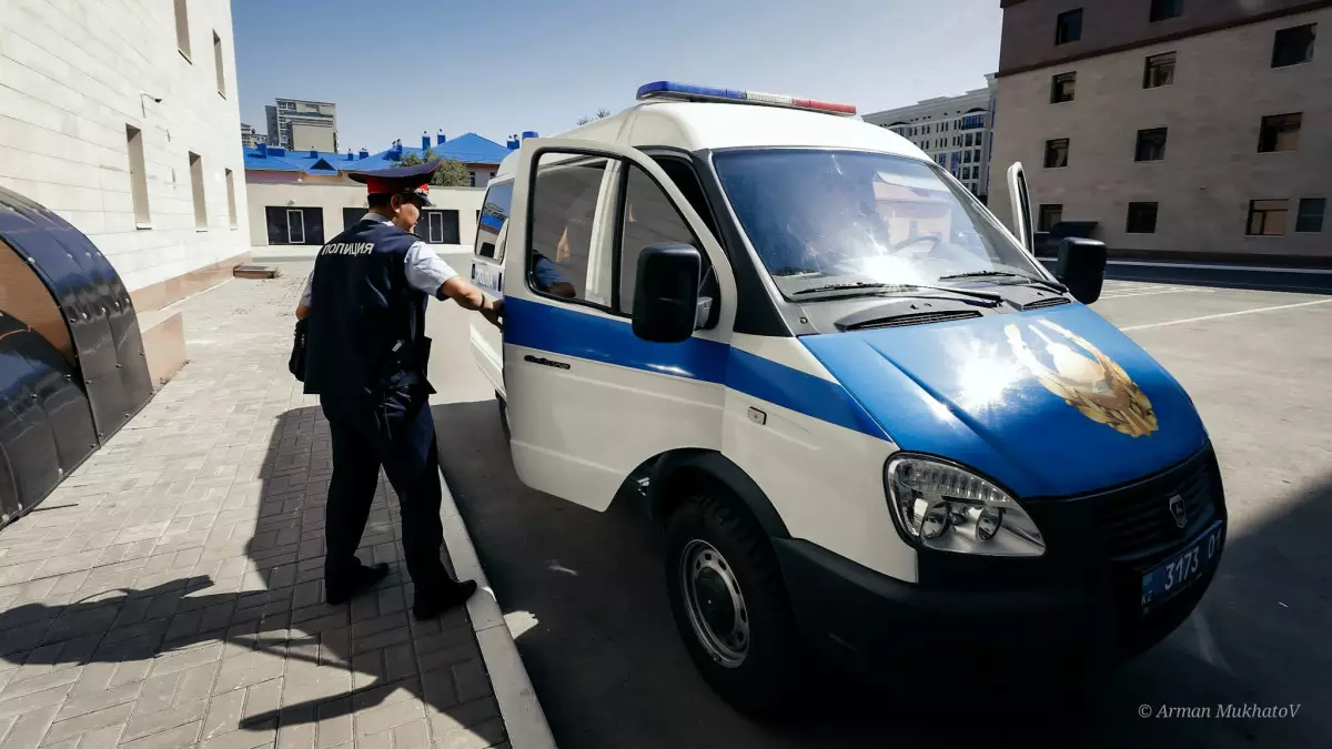 Астанада полицейлерді балағаттаған тұрғын 3 жылға сотталып кетті