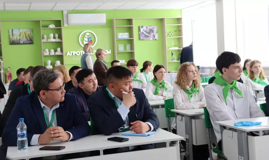 Делегация из Казахстана посетила Иртышскую школу в Омском пригороде.