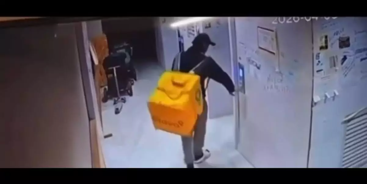 Курьердің былығы: баланың арбасына дәрет сындырған адам қалай жұмыс істеп жүр?