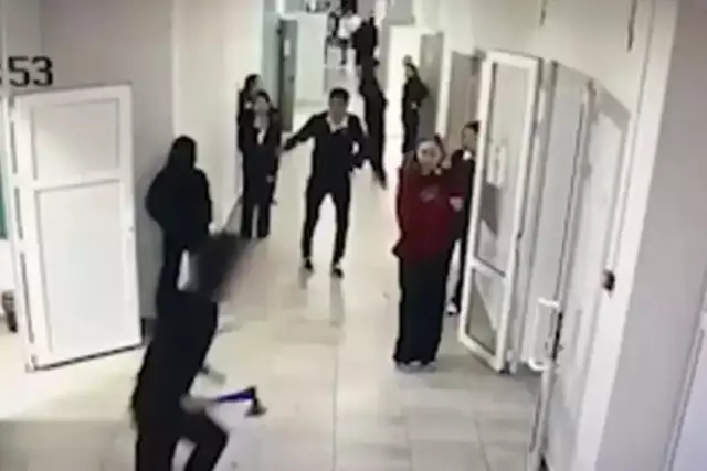 Оқушыларға балтамен жүгірген Құлсары мектебіндегі оқиғадан кейін 6 адам жұмыстан қуылды